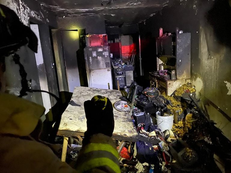 Resulta pareja con quemaduras en manos al incendiarse casa