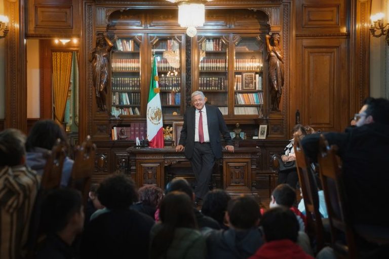 Nada de purgas, AMLO sobre Monreal y el voto en contra