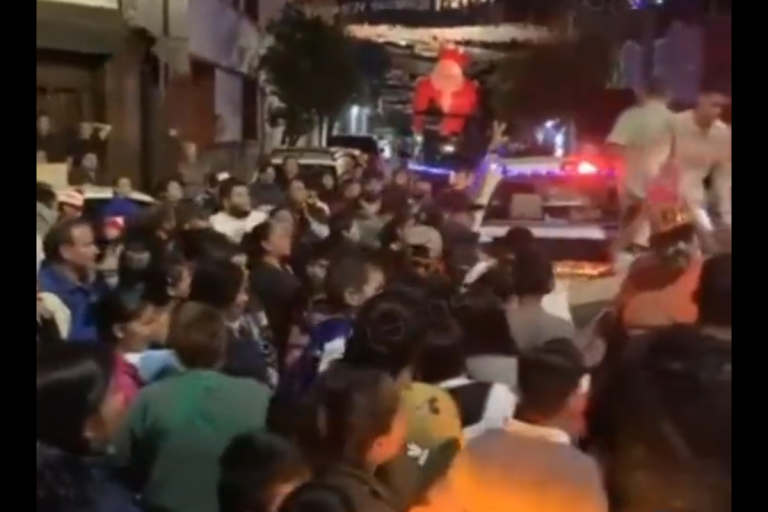 Reparte Cártel Jalisco juguetes en centro de Guadalajara