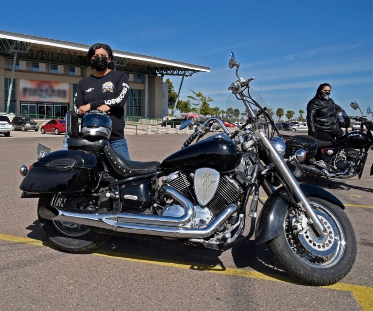Regala Ahome cascos a motociclistas de 3 pueblos por alto índice de accidentes