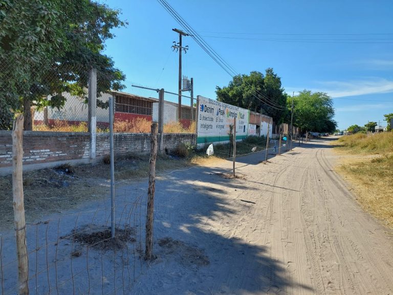 Invaden vía pública de secundaria en Villa Juárez
