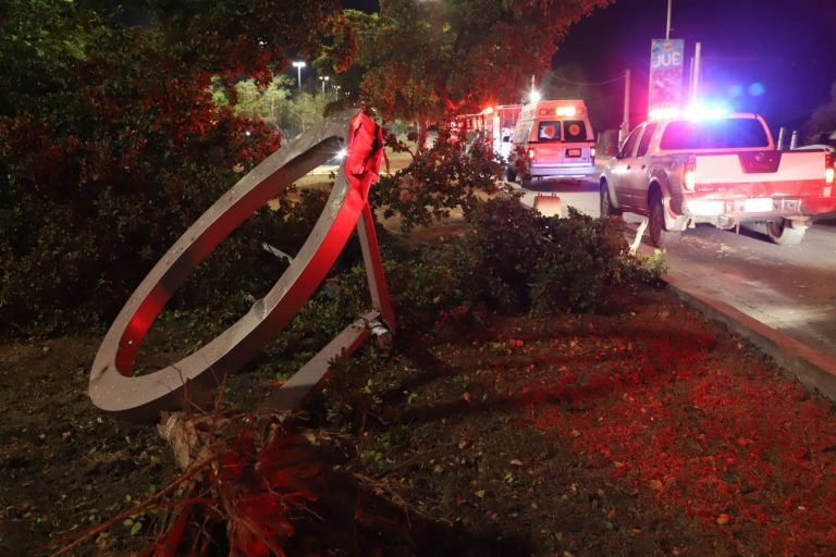 Dos muertos y un herido tras accidente en plena curva