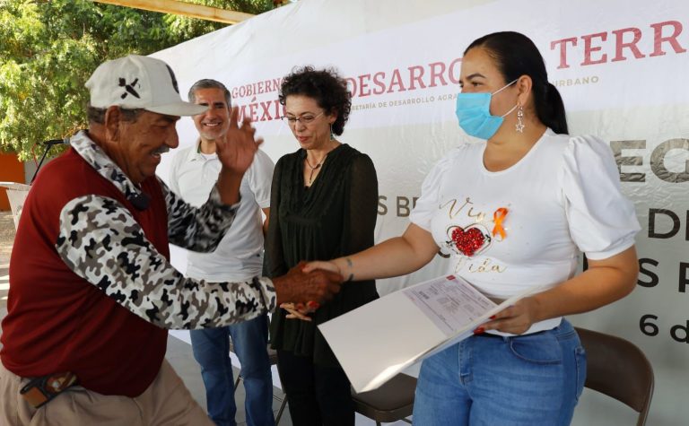 Reciben felices 255 escrituras en ‘Las Puentes’, Navolato