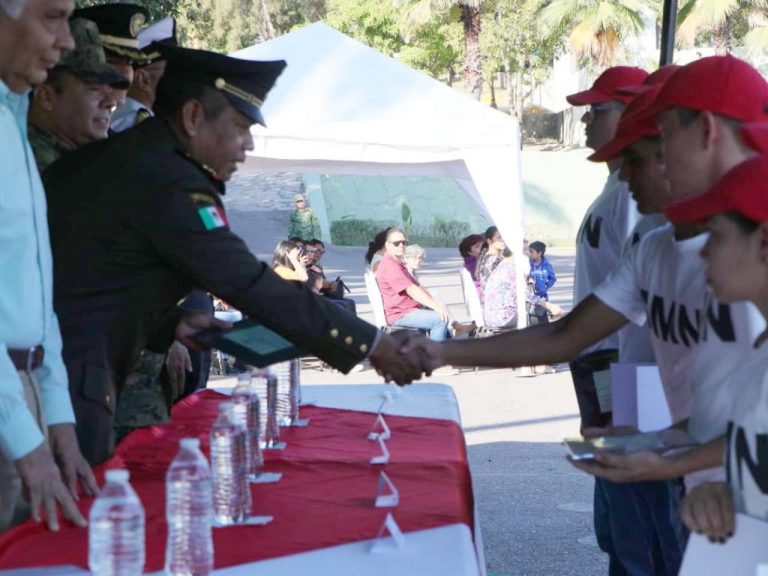 Estrenan cartilla tras entrenamiento militar