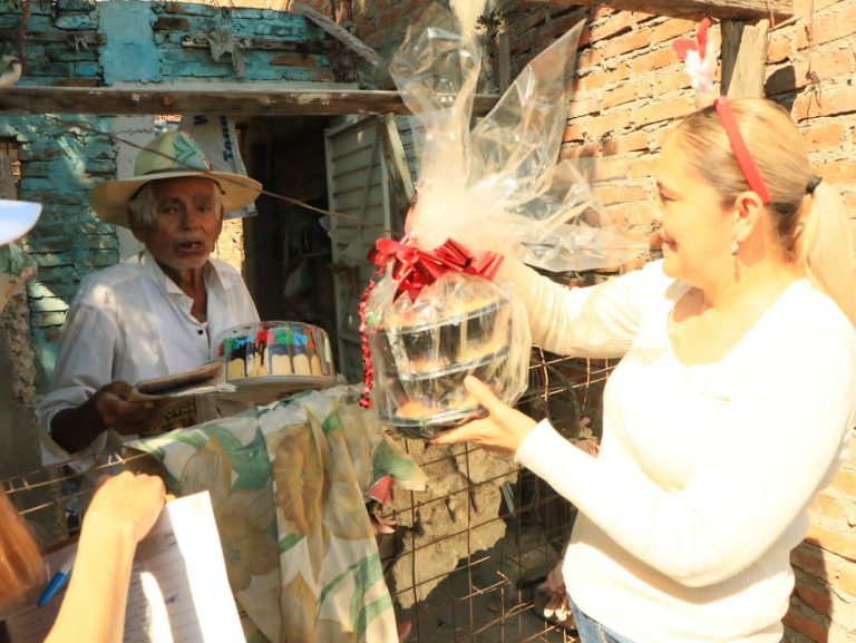 Reparte DIF pollos asados en Mazatlán