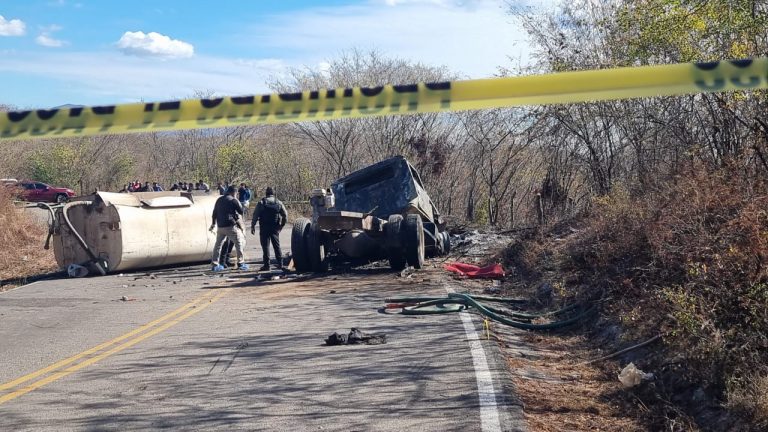 Deja 4 muertos choque de pipa y auto en Sanalona