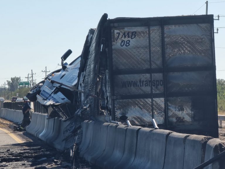 Se incendia trailer tras choque en la Culiacán-Eldorado