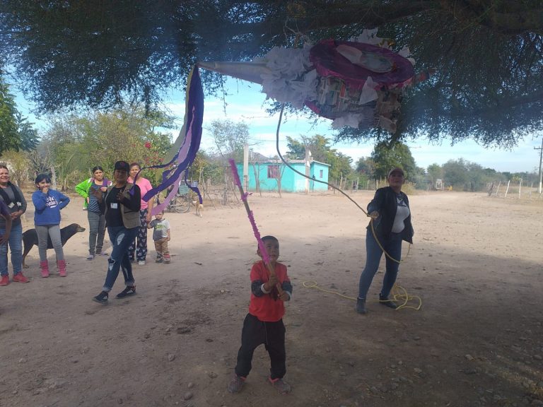 Adelanta El Fuerte Navidad con dulces, abrigos y despensas