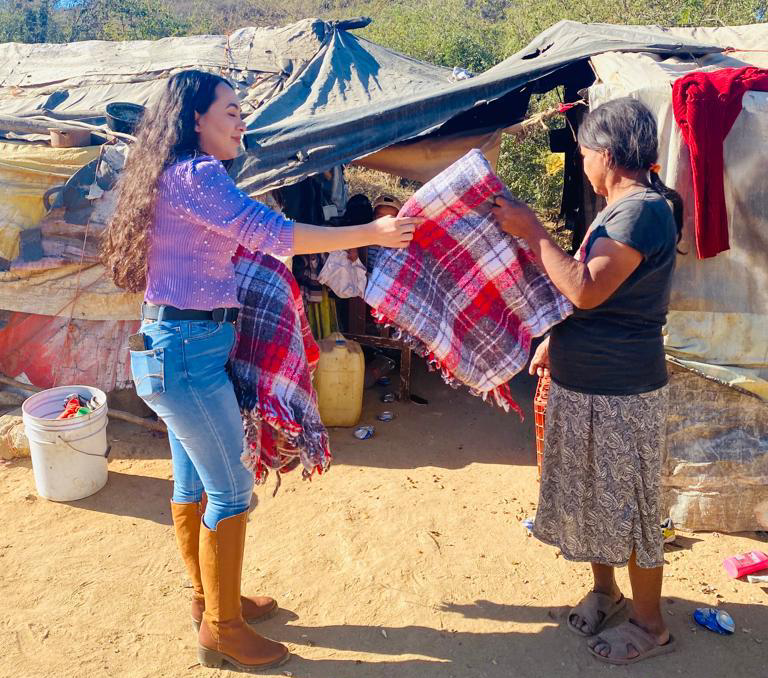 Entrega El Fuerte abrigos y cobijas por frío congelante