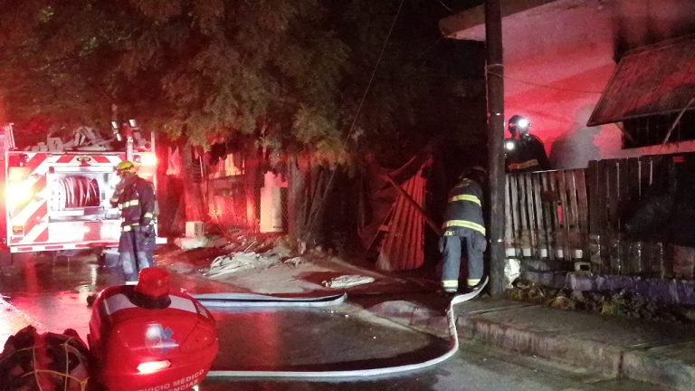 Sale mujer ilesa tras incendio en casa en Culiacán