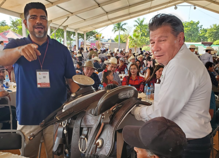 Festejan con banda y regalos 3 mil ganaderos en su día