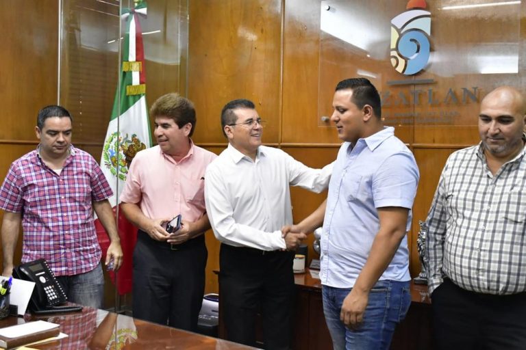 Entonan músicos con alcalde buen son para Carnaval y SS 2023