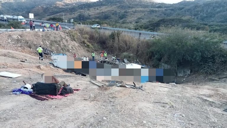 Mueren 15 turistas al volcar camión en Nayarit