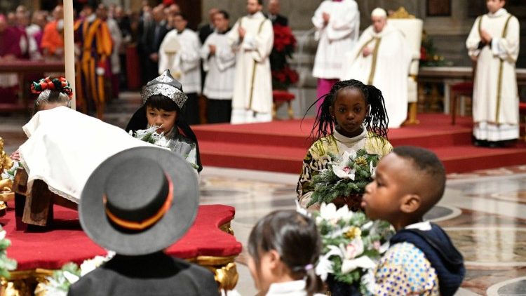Colocan niños mexicanos rosas al pesebre en el Vaticano