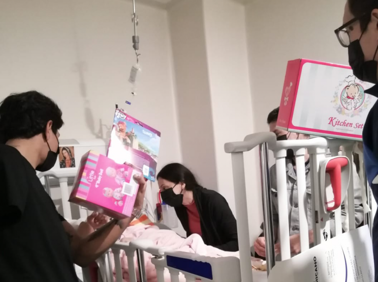 Llevan atletas paralímpicos juguetes al Pediátrico