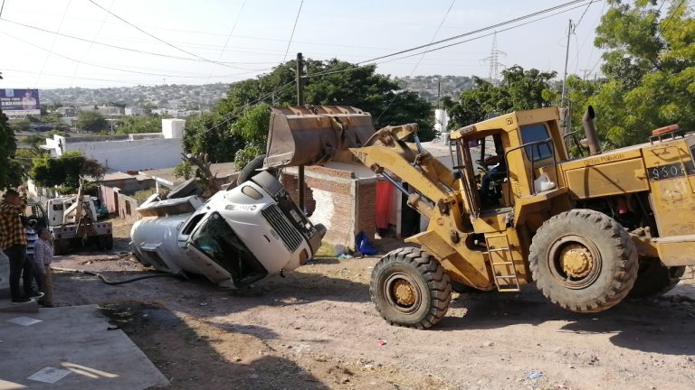 Vuelca pipa del Ayuntamiento por presunta falla mecánica