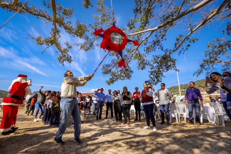 Quebra Rocha la piñata con desplazados de presa Santa María
