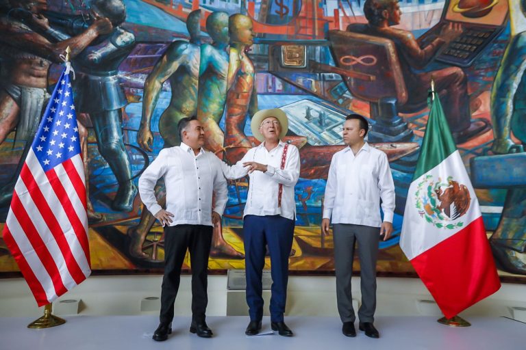 Inicia reunión con el embajador de Estados Unidos, Ken Salazar