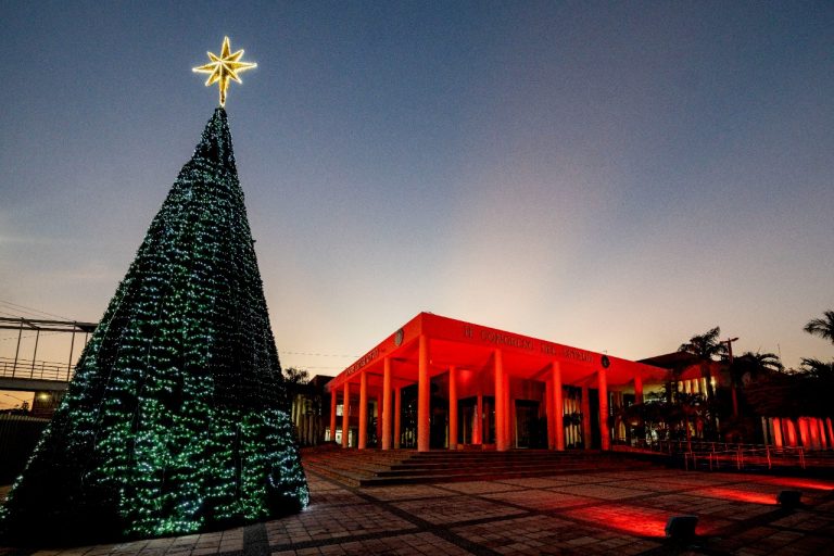 Se ilumina de rojo por el poner fin al sida
