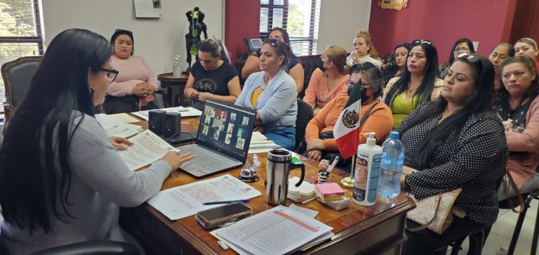 Otorga Navolato a viudas de policías pensión tras años de lucha