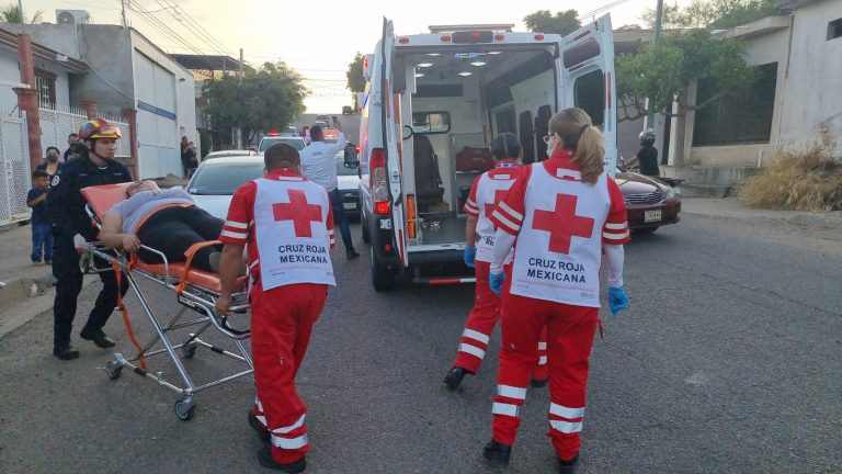 Terminan heridos 3 en una barda, otro auto se les atravesó