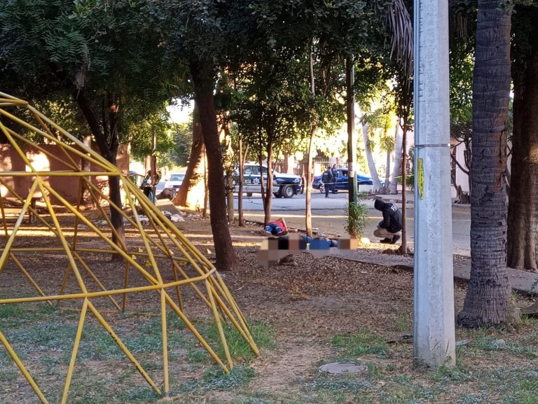 Hallan ejecutados en parque a dos jóvenes en Las Quintas