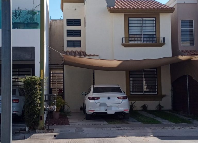 Ejecutan a mujer en un auto en fraccionamiento de Culiacán