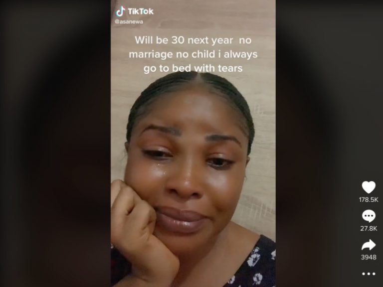 Mujer rompe en llanto por no tener marido, ni hijos a los 30 años