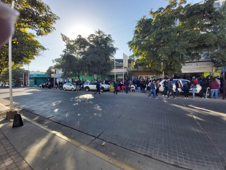 Saturan oficinas de gobierno por beca Benito Juárez