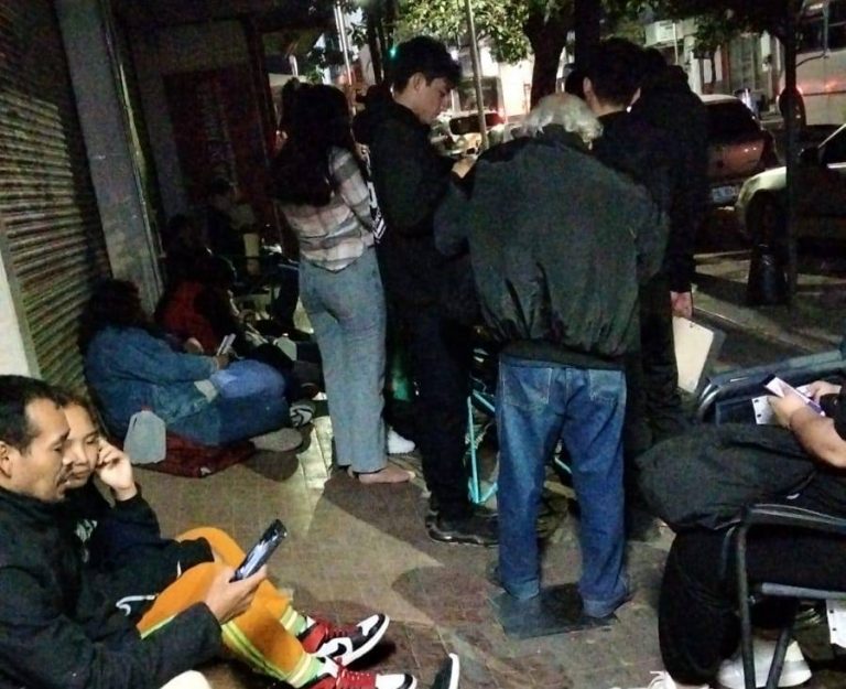 Pernoctan en la calle por una beca Benito Juárez