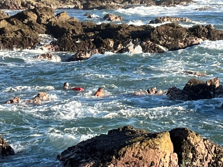 Se lanzó al mar para atentar contra su vida