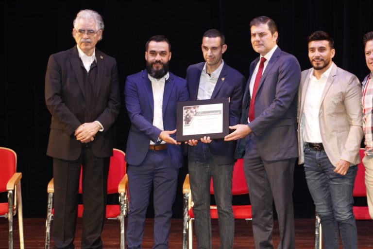 Distinguen a César Arturo Ramos por su trayectoria en Qatar