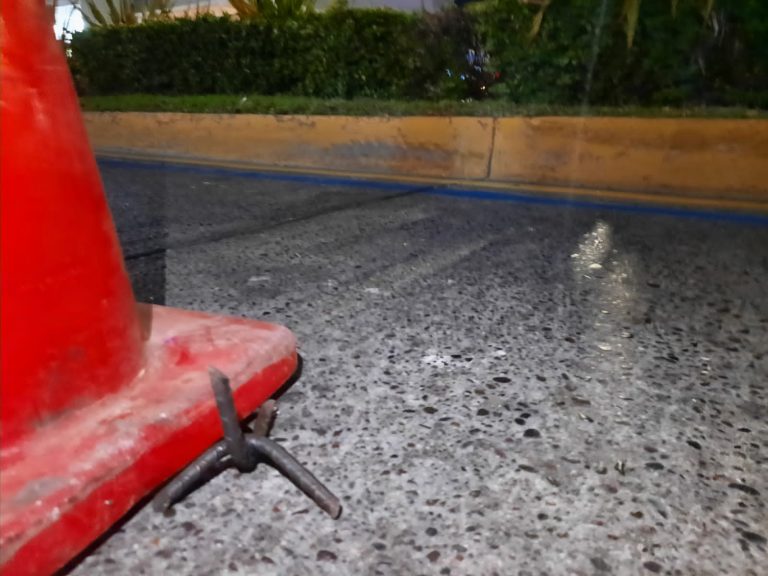 Ponchados 20 autos tras arrojar camioneta ‘ponchallantas’ frente a Fiscalía en Culiacán