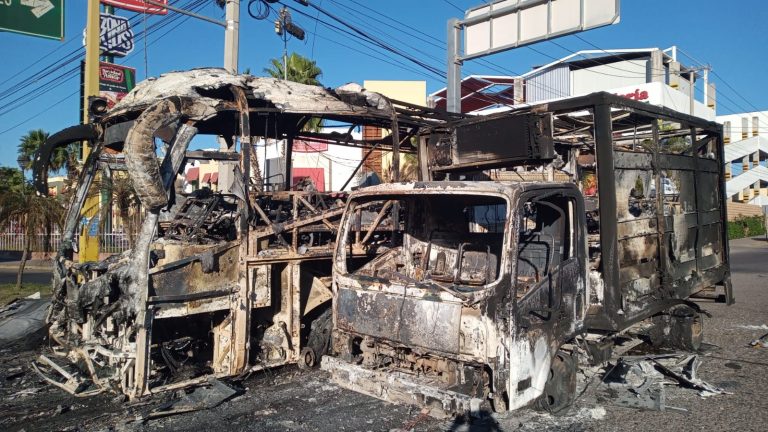 Cerrada ‘La Costera’ en Navolato por autos varados