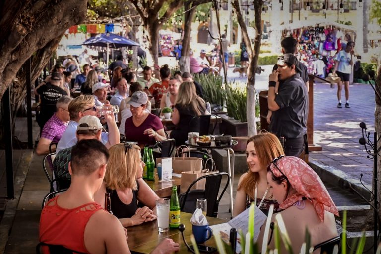 Fluye turismo a Mazatlán pese a alerta de EU y Canadá