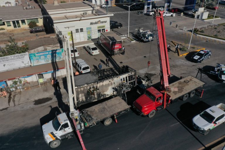 Retiran de Plaza Carolinas y La Presita 20 autos quemados