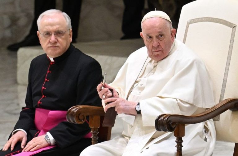 Ser homosexual no es delito, es pecado: Papa