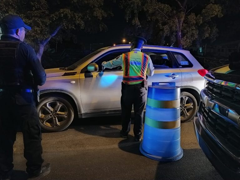 Multan a 48, uno a barandilla por marcado aliento alcohólico