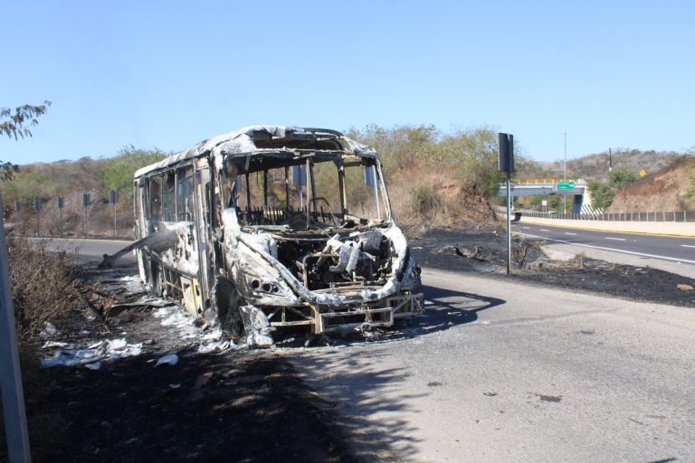 Cuenta Mazatlán 11 autos incendiados… y pánico por rumores