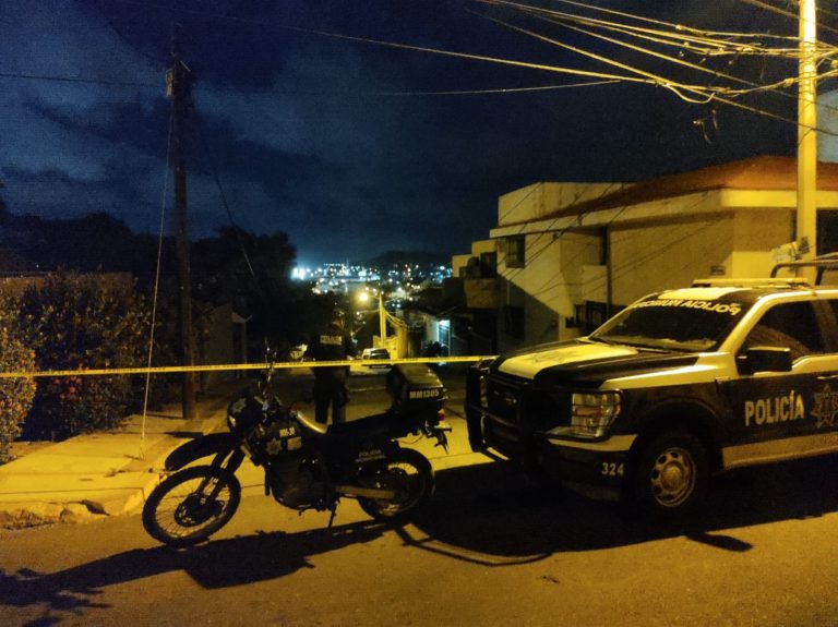 Vecinos reportan cadáver en auto por mal olor