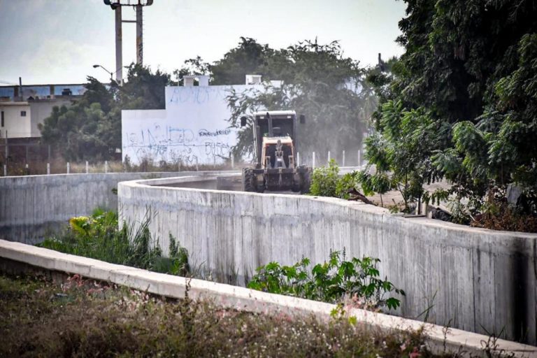 Escombro y basura, lo que la gente tira en canales pluviales