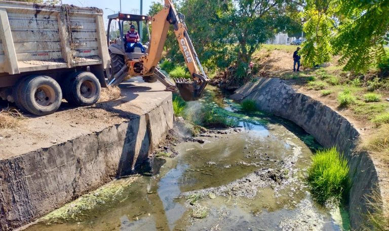 Adelanta Mazatlán de limpieza de canales por lluvias