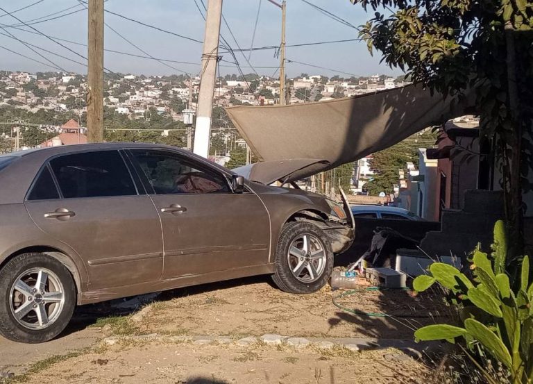 ¡Terminan en postes! Deja 3 lesionados 2 accidentes en Culiacán