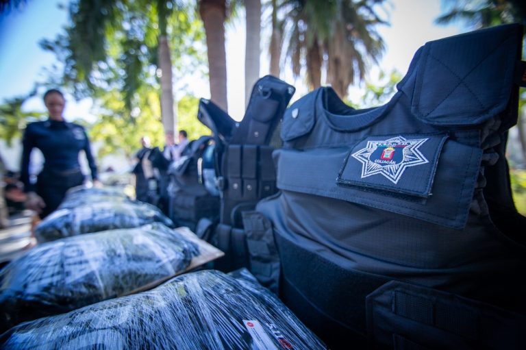 Equipa Culiacán a municipales con chalecos antibalas