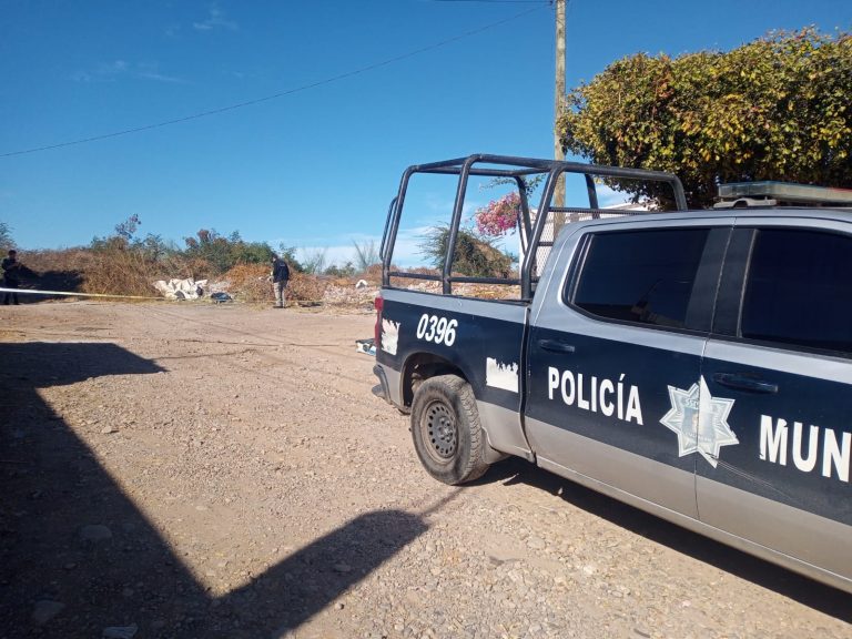 Lo hallan muerto con golpes y pistola de juguete