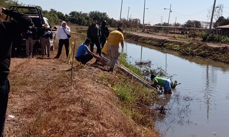 Encuentran flotando cadáver en canal de Navolato
