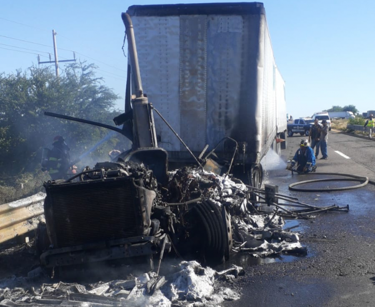 Sale chofer de tráiler ileso al incendiarse en la Maxipista
