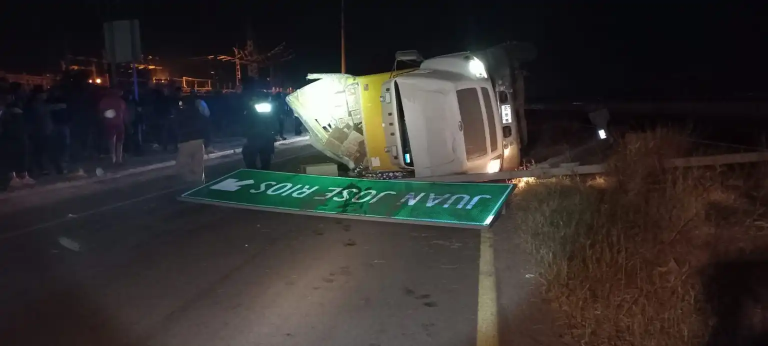 Vuelca tráiler cargado de huevo en Guasave