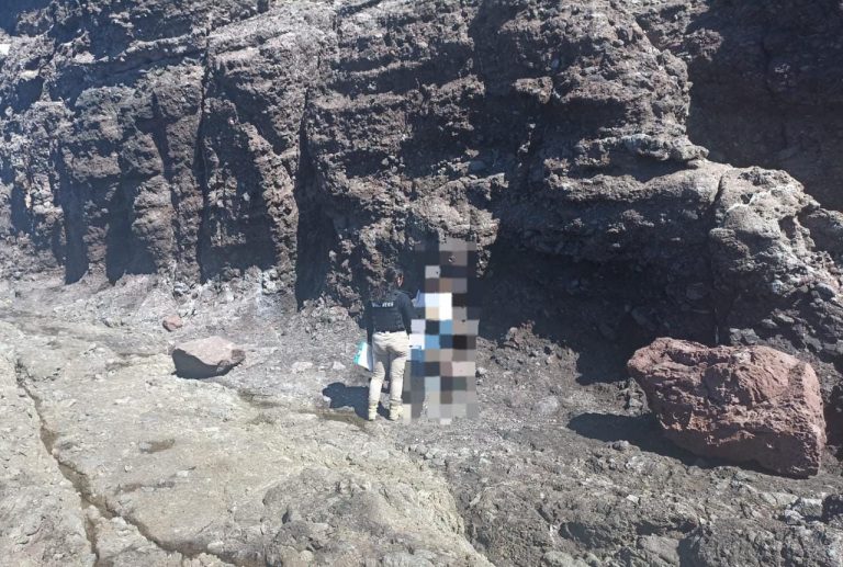 Logran rescate de mujer en zona rocosa de playa en Mazatlán