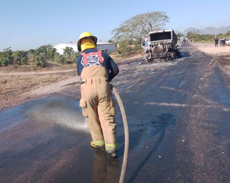 Cerrado el paso en límites de Nayarit y Sinaloa
